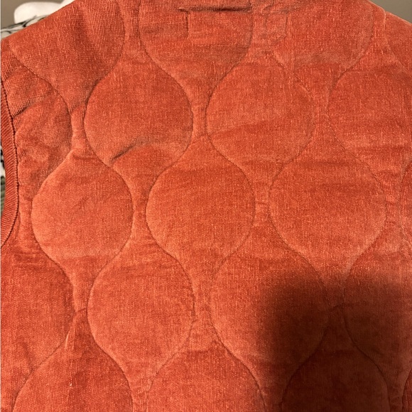BKE Women's Rust Quilted Sleeveless Vest - Picture 7 of 10
